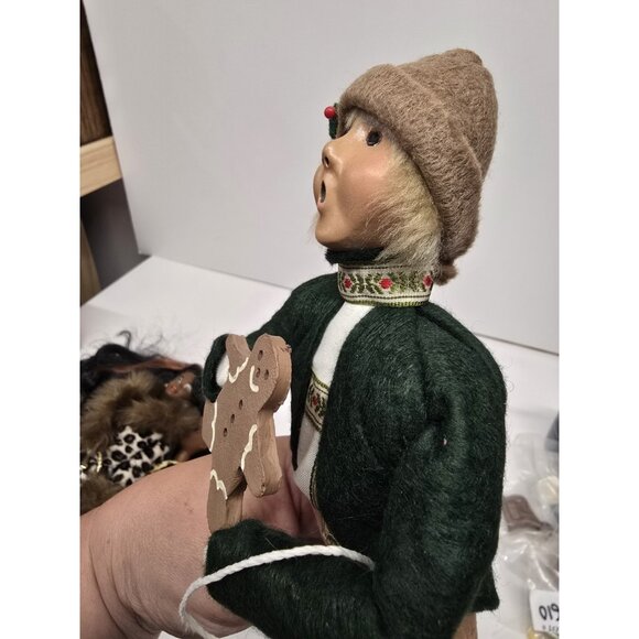 Vintage Byers Choice Retired 1993 Boy with Gingerbread Cookie - Picture 5 of 9